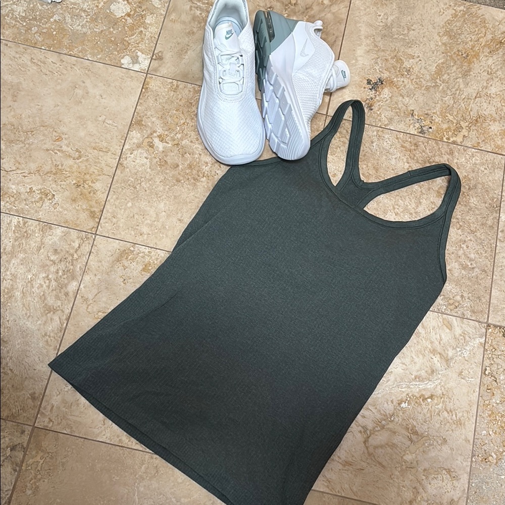 Women's Lululemon  Green Tank Top Size 10 . Nwot